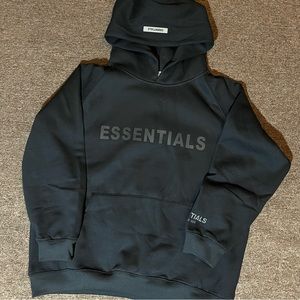 Fear of God Essentials Pullover
Hoodie Applique Logo